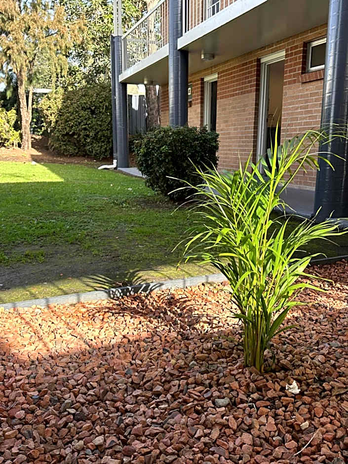 The Oaks Hotel Motel