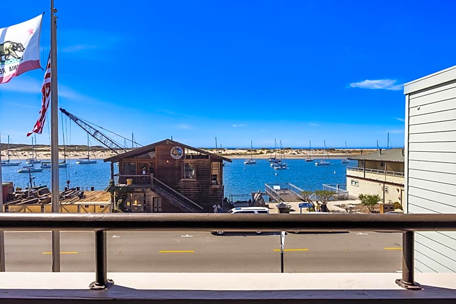 456 Embarcadero Inn & Suites
