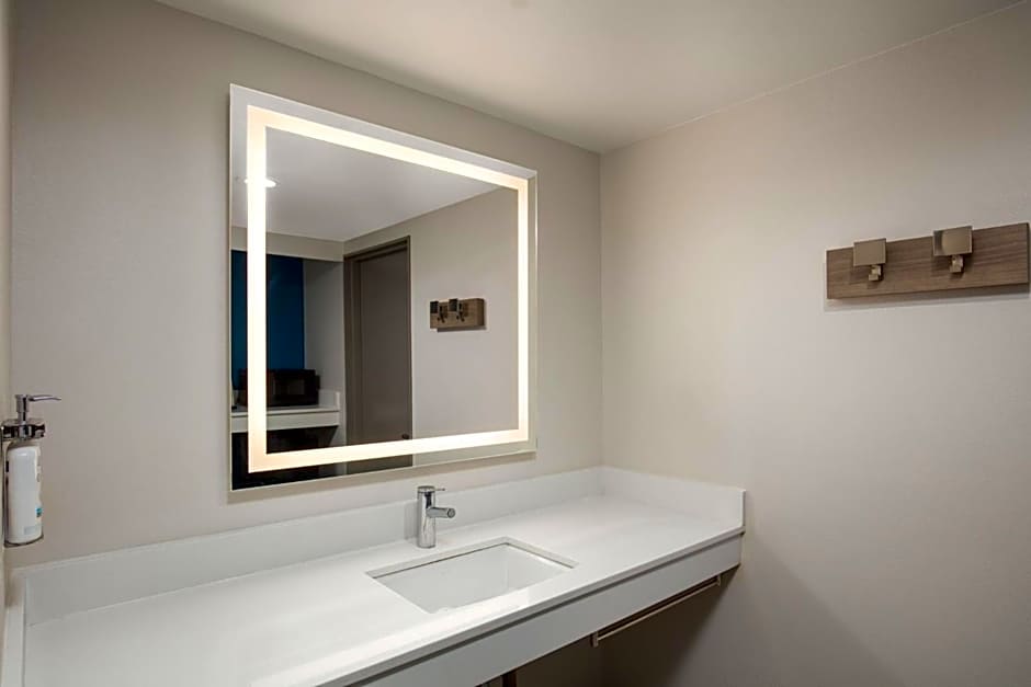 Holiday Inn Express Hotel & Suites Ventura Harbor By IHG