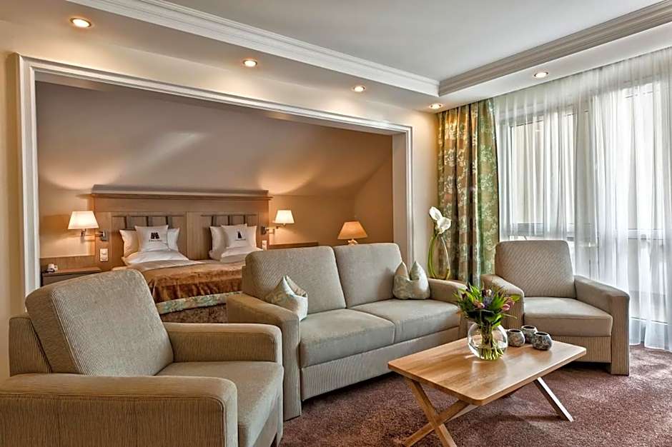 MAXIMILIAN Grand Hotel