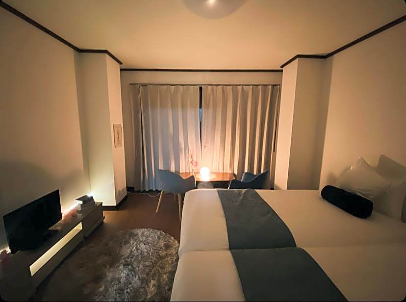 The Moon – Atami, KY