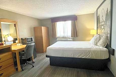 1 King Bed Suite Non-Smoking
