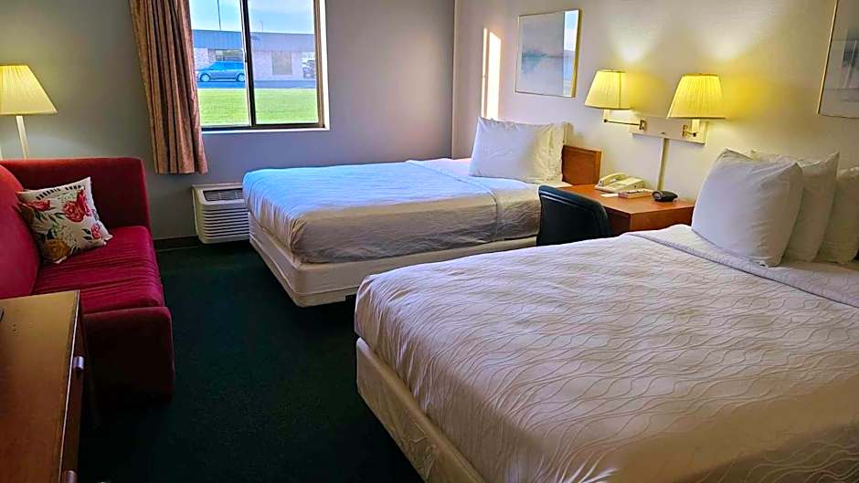 Carlyle Inn & Suites