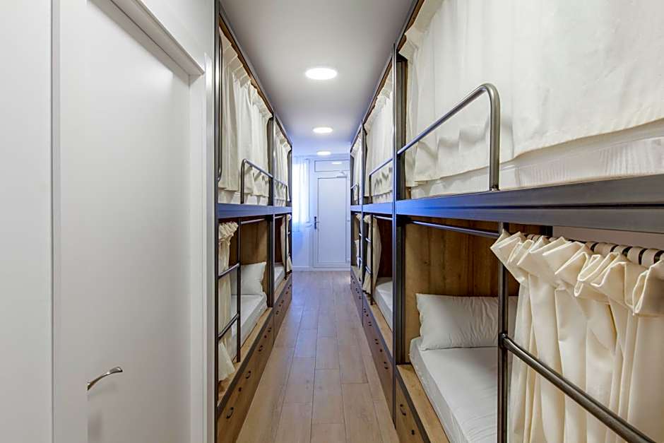 Winederful Hostel & Café