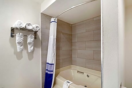 Queen Room with Two Queen Beds and Bath Tub - Disability Access