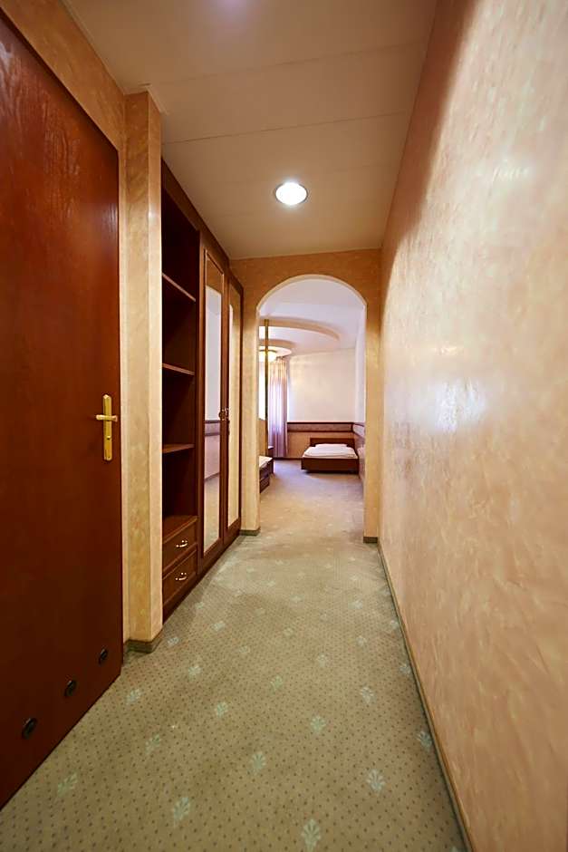 Photo 1 of 4 of Quadruple Room
