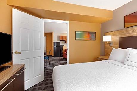 Two-Bedroom Queen Suite