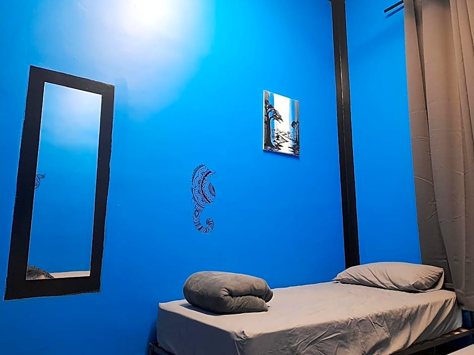 Ozi Inn Backpackers - Perth -Valid International Passport Required