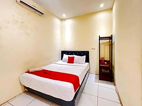 RedDoorz near Alun Alun Sidoarjo