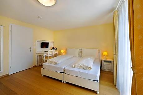 Double Room with Lake View and Balcony