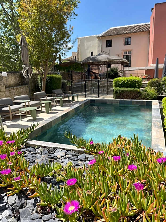 Le Victoria Boutique Hôtel - Charme au coeur du village historique - Accueil Vélo - Séminaire - Bar Lounge - Piscine