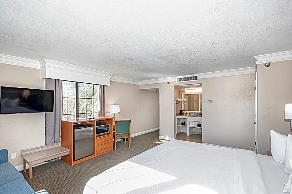 Casa Bella Inn & Suites
