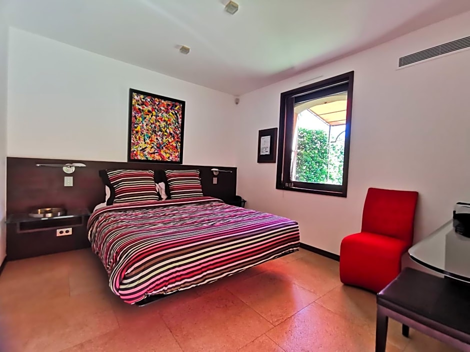 Foto 1 di 4 di 1 Double Bed or 2 Beds, Bathtub, Garden View