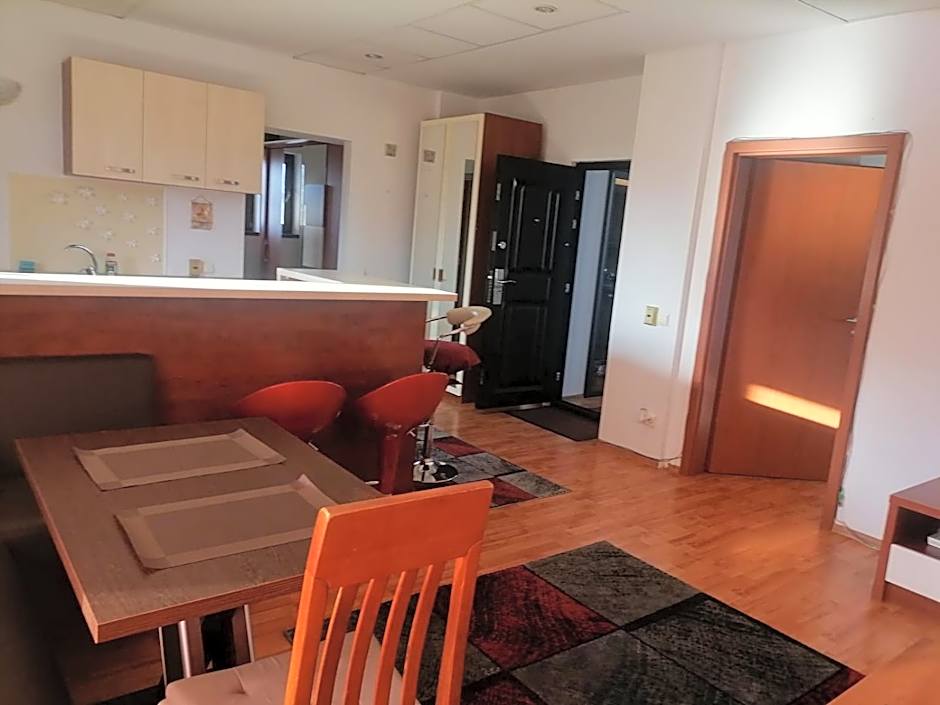 VillaWeb 9rooms - Long term business aparthotel 29 Euro per night per room, min 3months