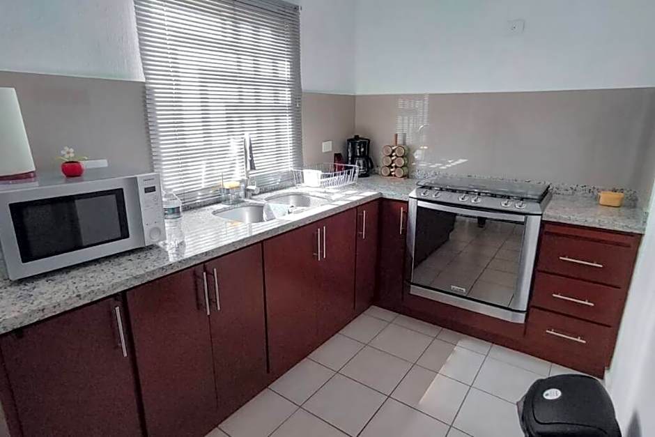 Hogar tranquilo, cerca de marina y plaza comercial