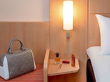 Room with 2 single beds equipped with the new bedding