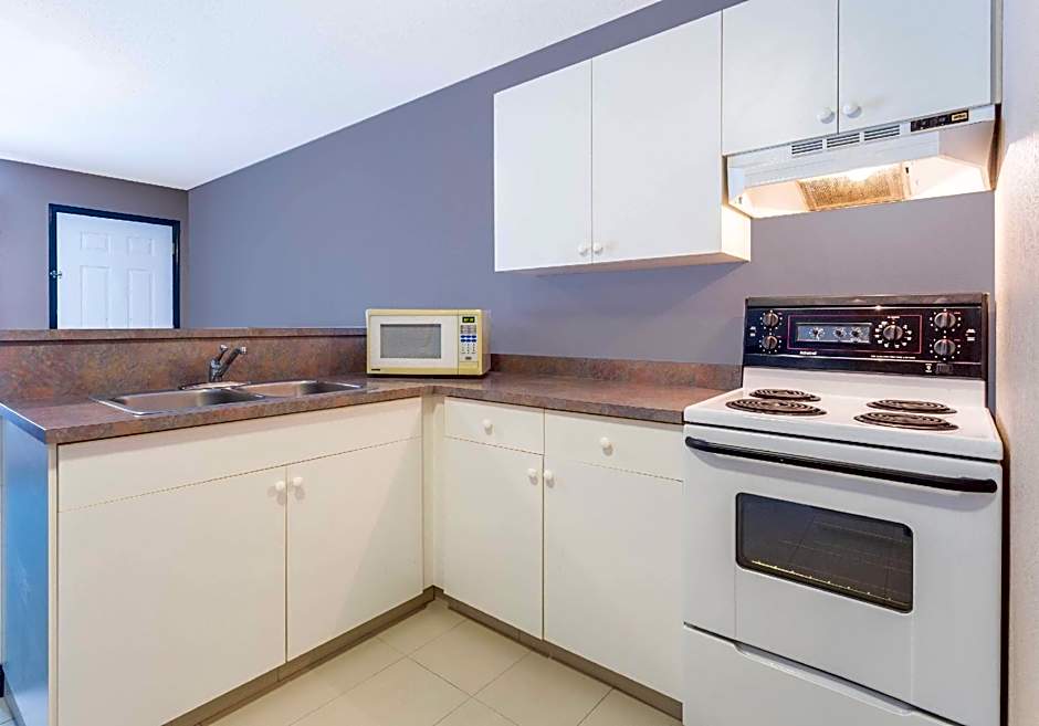 Super 8 by Wyndham Golden