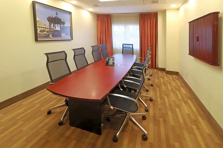 Holiday Inn Express & Suites Guadalajara Aeropuerto By IHG