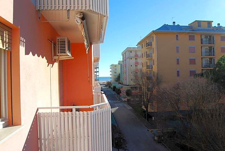 One-bedroom flat with balcony and AC