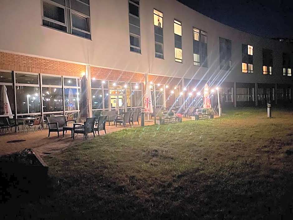 Hotel Victor Pruszkow DeSilva