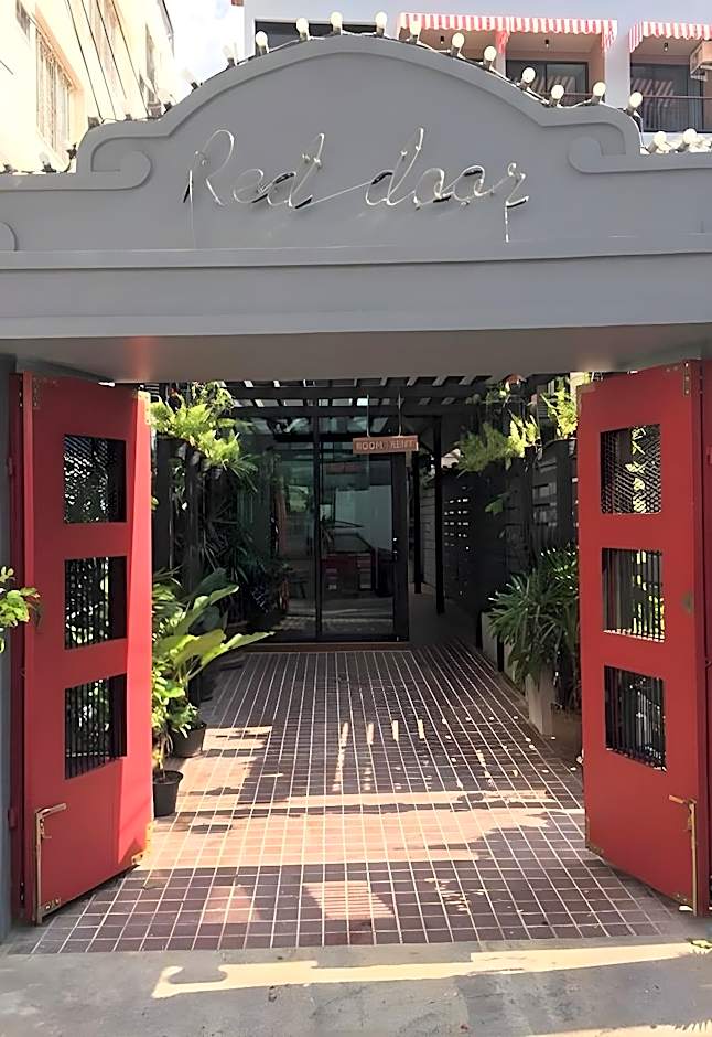Red Door Samsen Hotel