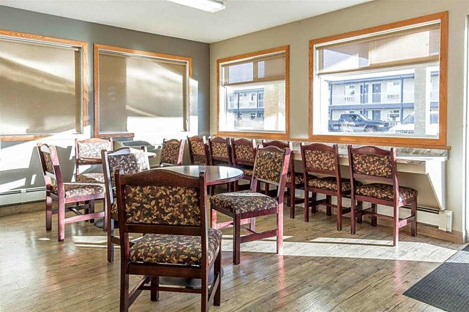 Econo Lodge Inn & Suites