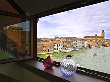 1 King Bed Canal View Premium