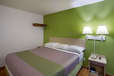 Deluxe King Room - Non-Smoking