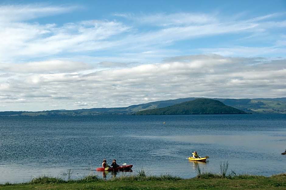 Jack & Di's Waiteti Lakefront Motel