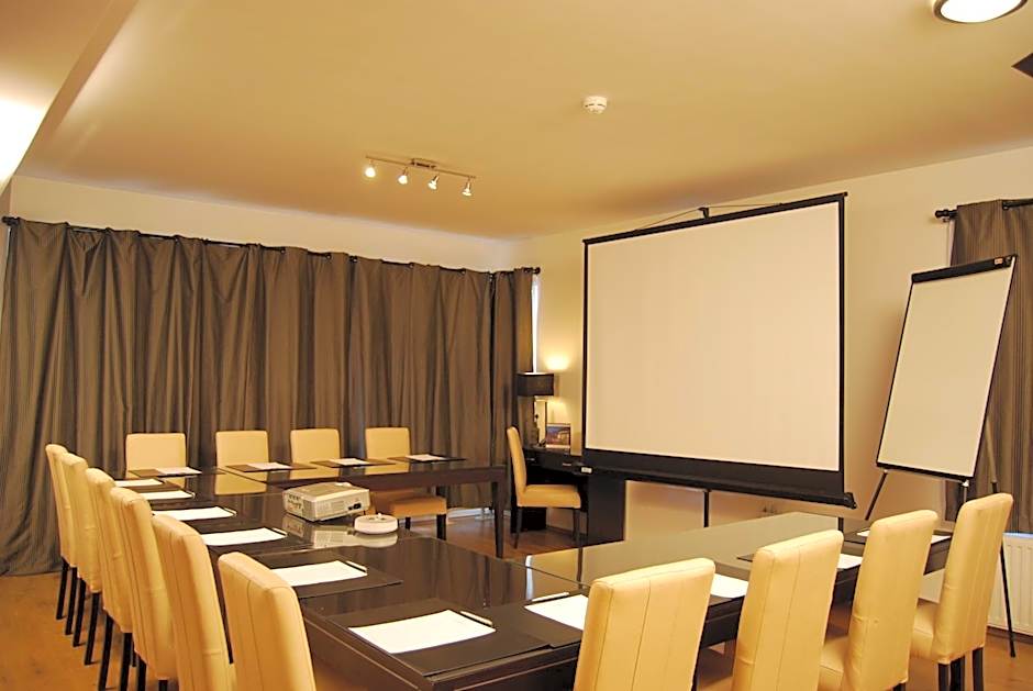 Escala Hotel & Suites
