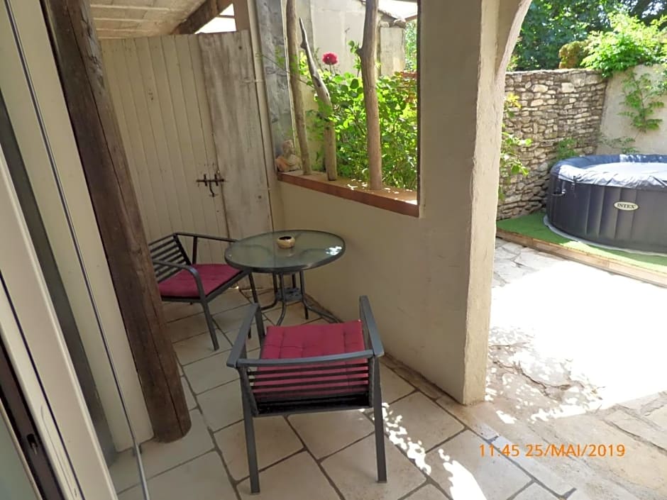 MAS MAURANE-Chambre d'hôte avec SPA privé aux portes d'ARLES