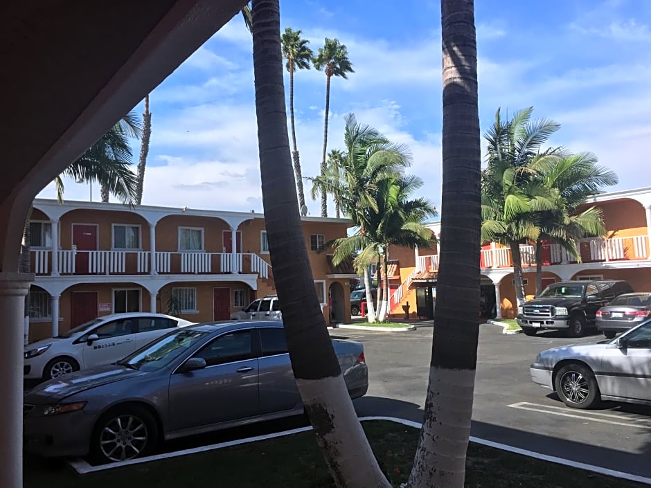 Paradise Inn & Suites