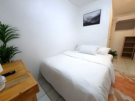 Standard Room, 1 Queen Bed, Accessible, Private Bathroom - Non-Smoking