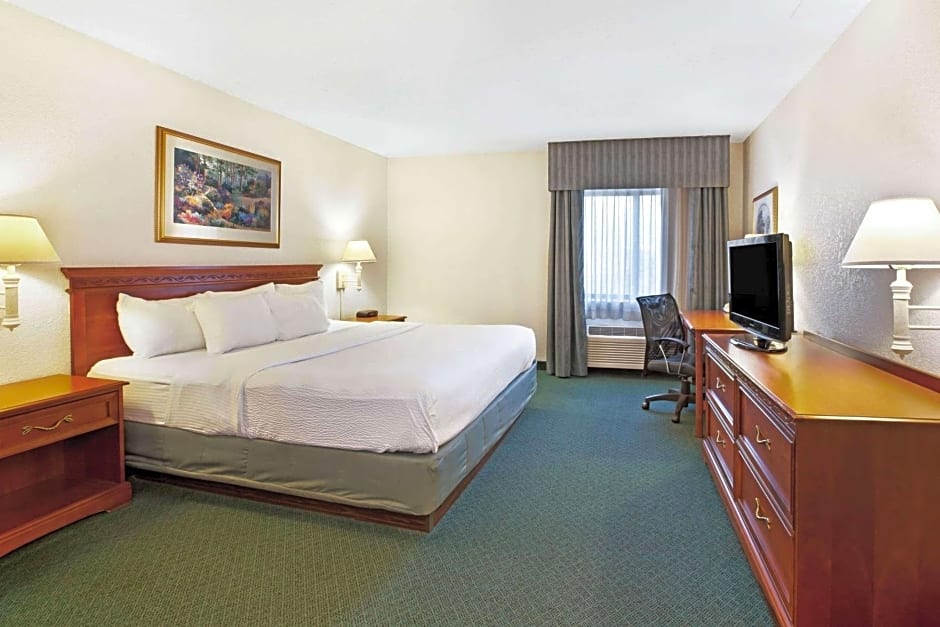 La Quinta Inn & Suites by Wyndham Detroit Canton