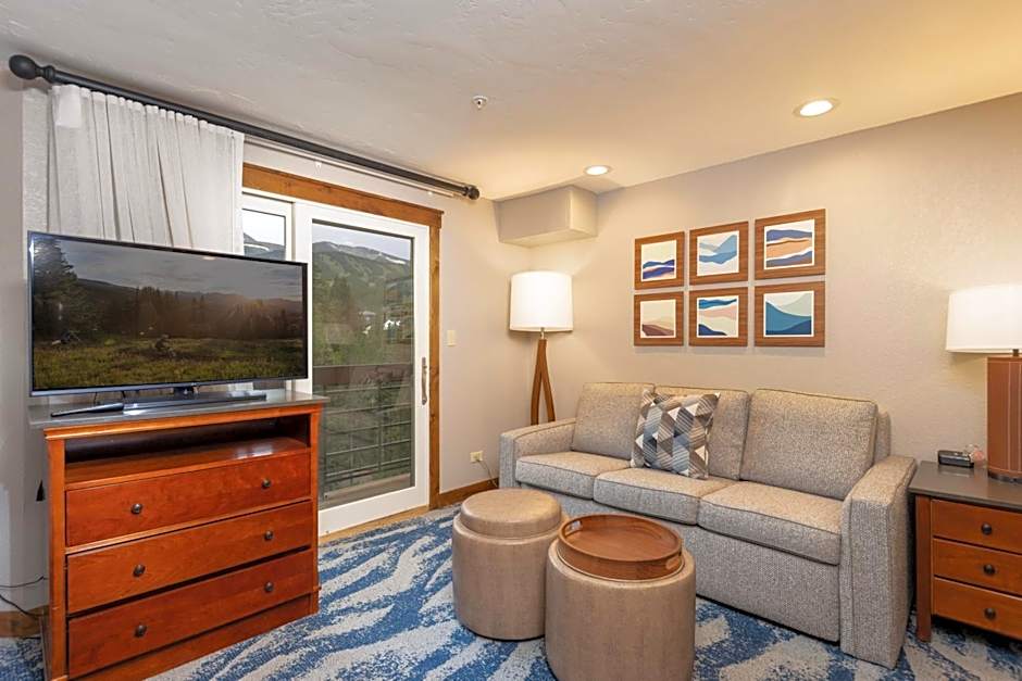 NEW! Marriott Slope View Ski in Ski out Luxury Studio Sleeps 4 Full kitchen, Amenities & Fee Parking