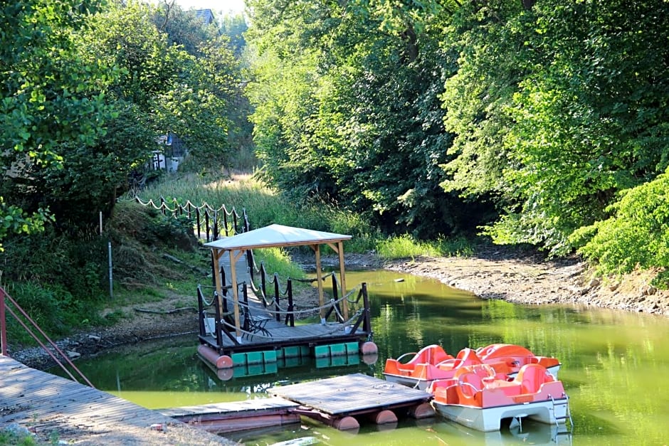 Domki nad jeziorem w Karłowicach