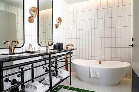 Woodlark Suite, 1 Bedroom Suite, 1 King, City view