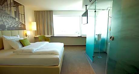 Business Queen Room with One Queen Bed
