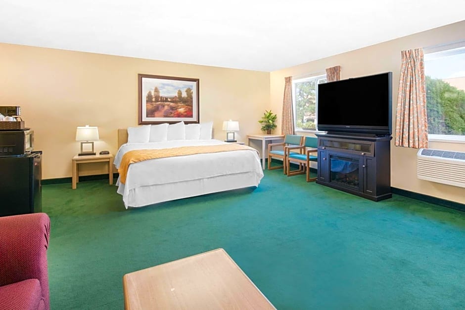 Days Inn & Suites by Wyndham Fargo 19th Ave/Airport Dome