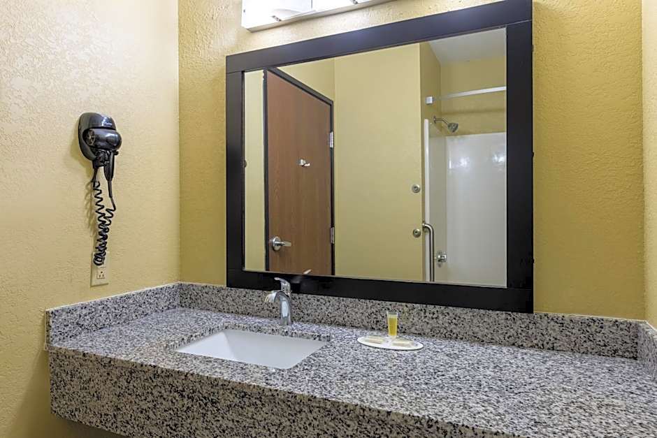 Super 8 by Wyndham Nixa/Springfield Area