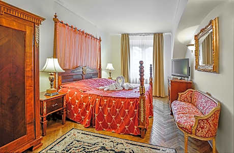 Deluxe Room with street view