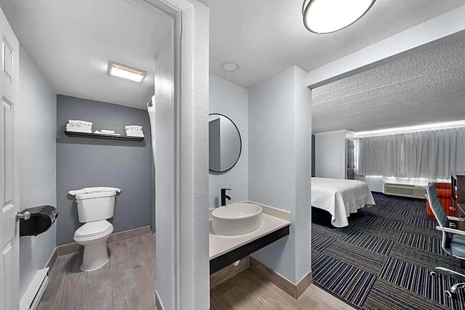 Admiralty Inn & Suites - a Red Collection Hotel