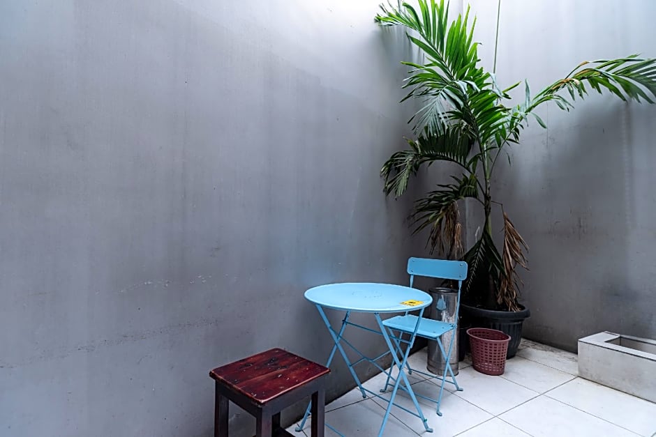 RedDoorz near Puri Indah Lippo Mall 2