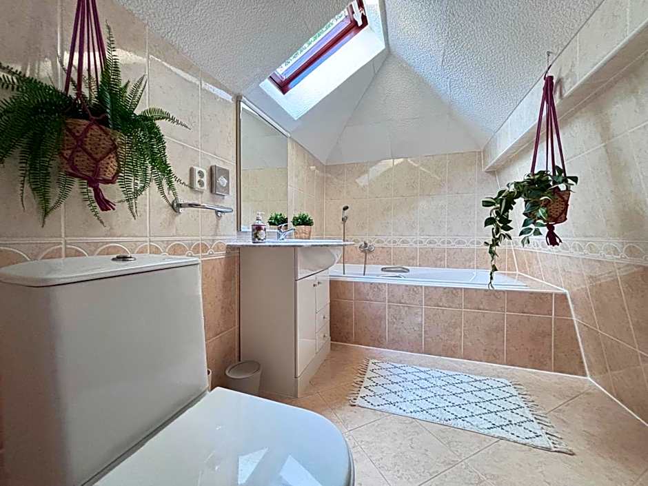 Rabbit's Loft - 2 Bedrooms, Theme Room, Free Parking