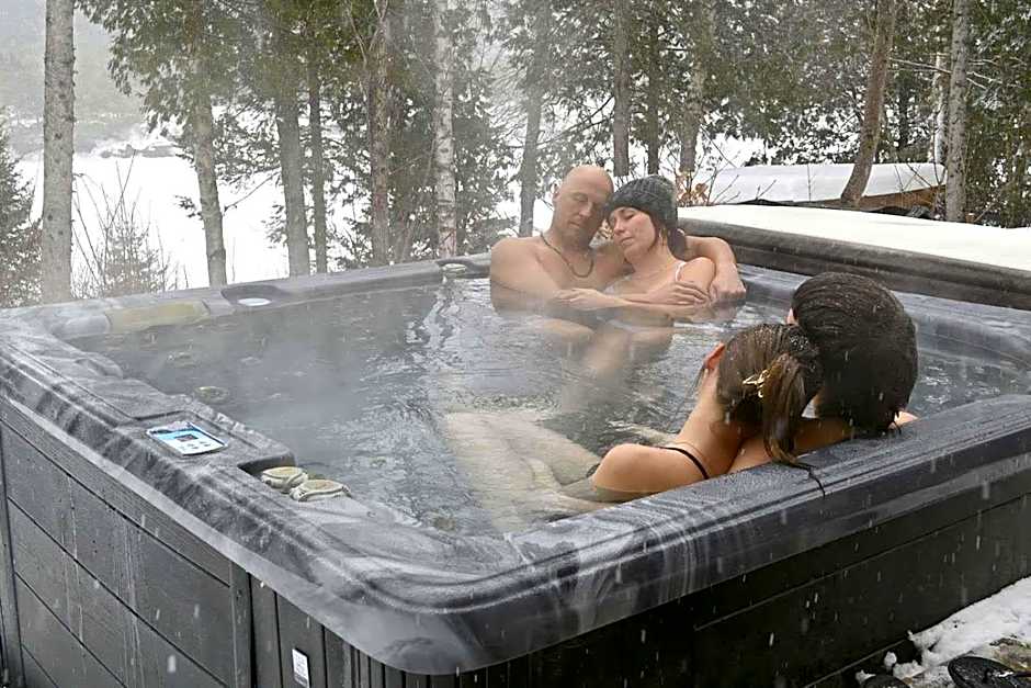 Front RIVER private BEACH 2 HOT TUBS 15 p SAUNA