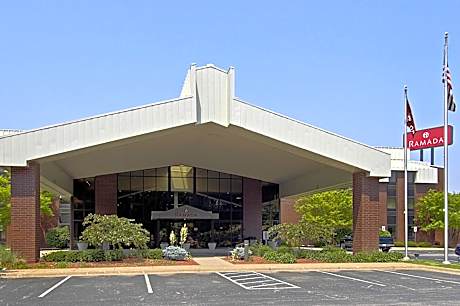 Ramada by Wyndham Bettendorf