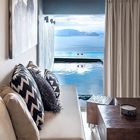 ROYAL WITH INDOOR OR OUTDOOR PLUNGE POOL AND CALDERA VIEW