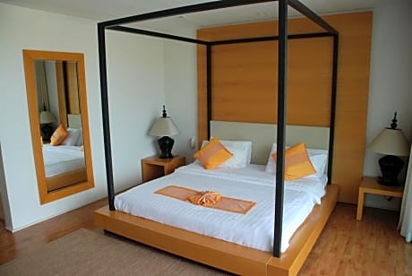 Two-Bedroom Duplex with Garden View