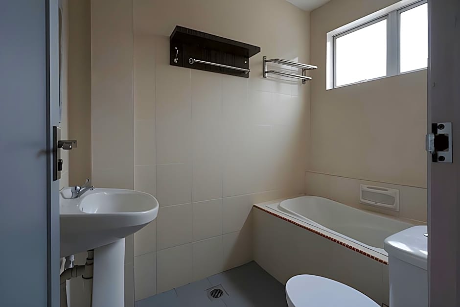 Super OYO 44083 Hotel Orchard Inn