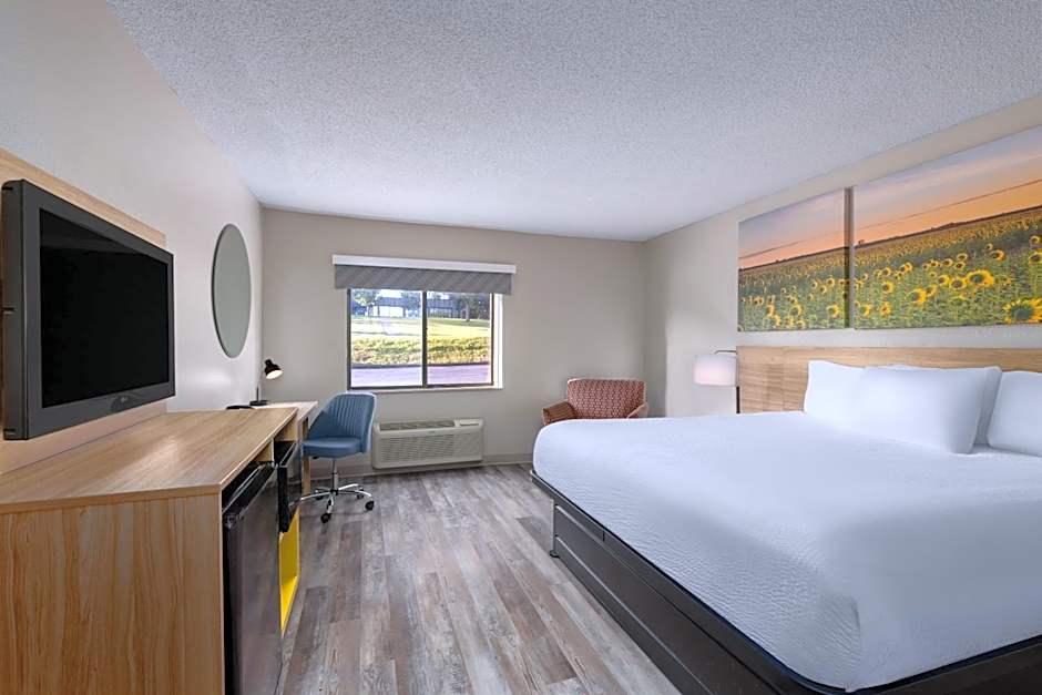 Days Inn and Suites by Wyndham Kansas City South
